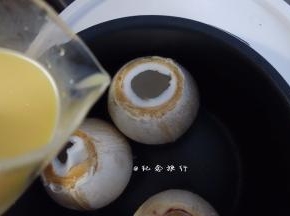 椰壳放入高压锅倒入奶液