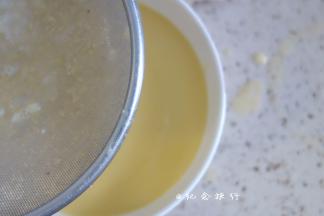 过滤三次蛋奶液 是蛋液更加细滑口感更好