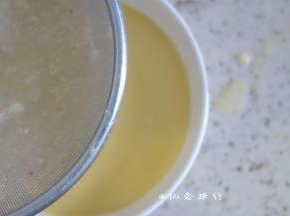 过滤三次蛋奶液 是蛋液更加细滑口感更好