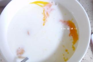 加入牛奶、糖跟椰汁