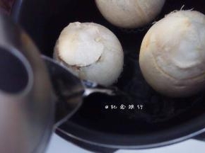 锅里加入水
