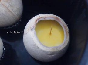 用牙签插一下 这个状态就是凝固熟了可以吃了 也可以冷藏更好吃哦