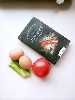 准备好材料，珍妮珍馐黑椒鲜肉肠两根，鸡蛋两个，西红柿一个，葱半根。