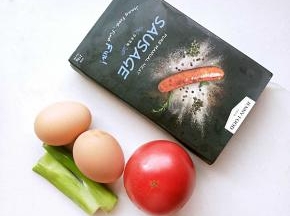 准备好材料，珍妮珍馐黑椒鲜肉肠两根，鸡蛋两个，西红柿一个，葱半根。