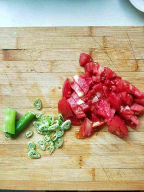 西红柿，葱洗净切碎