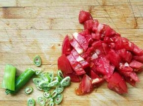 西红柿，葱洗净切碎
