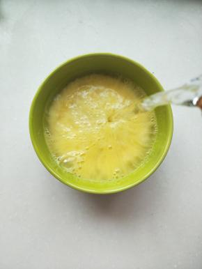 鸡蛋打散搅拌均匀打成细滑的蛋液，加入温开水，边搅拌边倒水，水的比例是2.1。