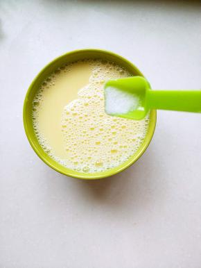 调入少许的盐搅拌均匀