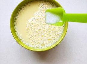 调入少许的盐搅拌均匀