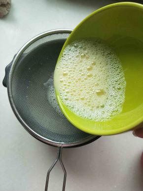 用过滤网过滤出浮沫，一定要保持没有气泡的状态，这样蒸出才会细腻。