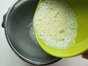 用过滤网过滤出浮沫，一定要保持没有气泡的状态，这样蒸出才会细腻。