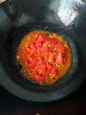 西红柿加葱花用油爆香