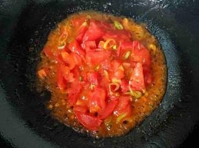 西红柿加葱花用油爆香