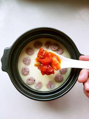 蒸好的鸡蛋羹中间倒入炒好的西红柿