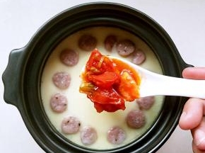 蒸好的鸡蛋羹中间倒入炒好的西红柿