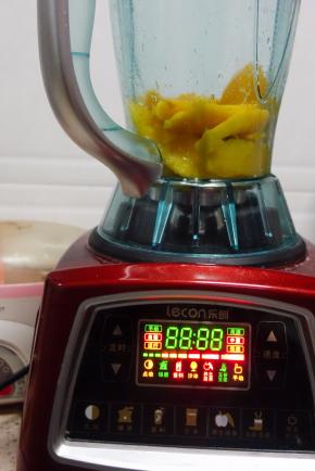 400g芒果打成泥，要是芒果熟透了可以不用加糖，喜欢甜可以适当加，我加了10g左右