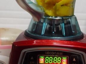400g芒果打成泥，要是芒果熟透了可以不用加糖，喜欢甜可以适当加，我加了10g左右