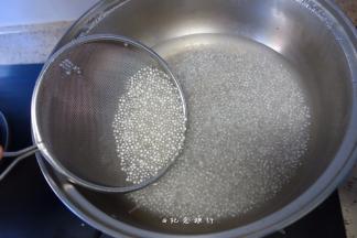 西米过冰水沥干备用，西米要现做现放千万别泡水里，吸饱了水就不q了