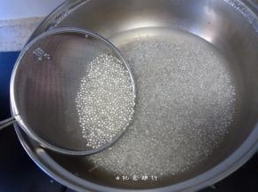 西米过冰水沥干备用，西米要现做现放千万别泡水里，吸饱了水就不q了