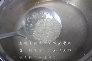 先把西米煮熟，有些人用水泡，我都没有，直接煮，煮开后关火闷三分钟再煮开，三开三煮直到西米有一点点白心