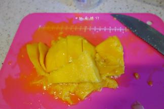 西柚半个剥掉备用，芒果粒适量，所有材料准备好后要冷藏后现做现吃