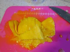 西柚半个剥掉备用，芒果粒适量，所有材料准备好后要冷藏后现做现吃