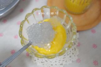 准备一个杯子，底下放一层芒果泥加芒果粒，再挖一勺西米，