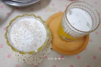 最上面加一勺芒果泥，撒上多多的西柚