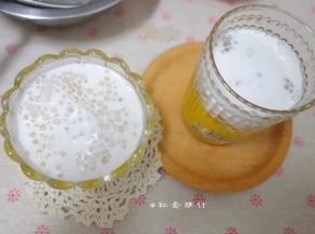 最上面加一勺芒果泥，撒上多多的西柚