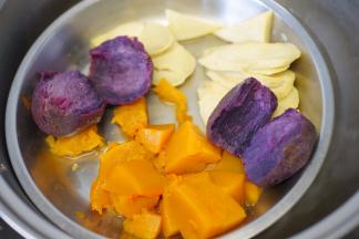 准备好南瓜、紫薯、芋头等材料洗净切块蒸熟备用