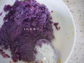 因为南瓜含水量比较大要先炒一下收一下水分，其他紫薯、番薯等直接碾碎