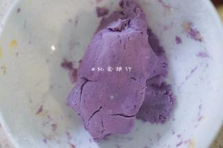 趁热加入木薯粉/地瓜粉，要一点点加粉一点点揉入，请使用巧劲，搓成不粘手的状态