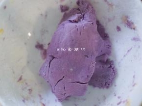 趁热加入木薯粉/地瓜粉，要一点点加粉一点点揉入，请使用巧劲，搓成不粘手的状态