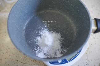 50g白凉粉+1000g水拌匀煮开放一个盆里冷却后放冰箱备用