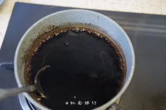 50g黑凉粉+200g水化开再加入800g水煮开倒入盆里冷却放冰箱备用