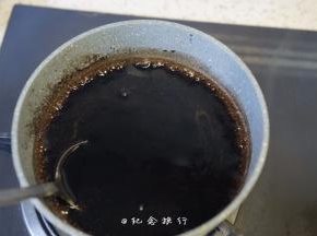 50g黑凉粉+200g水化开再加入800g水煮开倒入盆里冷却放冰箱备用