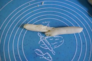 要是搓成条断了说明太干了要适当加点热水