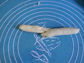 要是搓成条断了说明太干了要适当加点热水