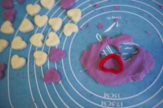 搓成条切块或者擀成厚片用模具压出花型