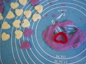 搓成条切块或者擀成厚片用模具压出花型