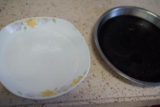 冰箱拿出黑白凉粉切块