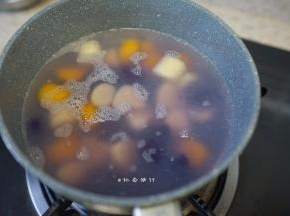 煮芋圆，水开后加芋圆，用勺子搅拌以免粘锅，煮熟后控干水分加一些红糖搅拌好备用（这样就甜了不要在揉芋圆的时候加糖，会增加芋圆湿度影响口感）