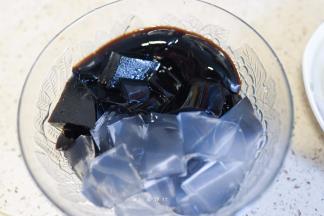 半黑一半白凉粉打底上面撒芋圆、蜜豆、牛奶、红糖开吃吧