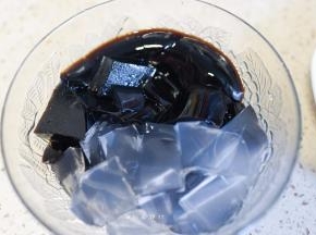 半黑一半白凉粉打底上面撒芋圆、蜜豆、牛奶、红糖开吃吧