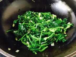 放入菠菜，翻炒几下。