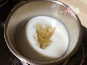 纯牛奶+泡软的吉利丁片放入小锅里。