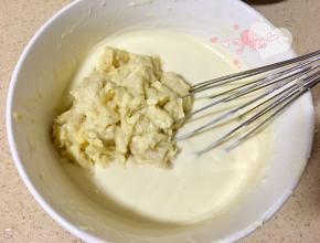 搅拌均匀后倒入榴莲肉。