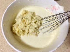 搅拌均匀后倒入榴莲肉。