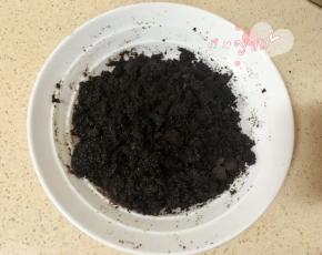 奥利奥饼干碎+融化的无盐黄油拌匀。