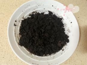 奥利奥饼干碎+融化的无盐黄油拌匀。